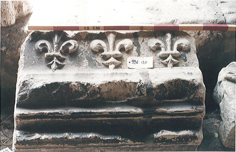 Fragment lapidaire à trois fleurs de lys