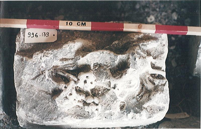 Elément de linteau de porte (élément gauche)