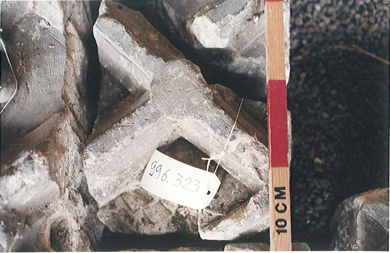 Elément de plafond à deux nervures en croix et trace de fleur de lys buchée