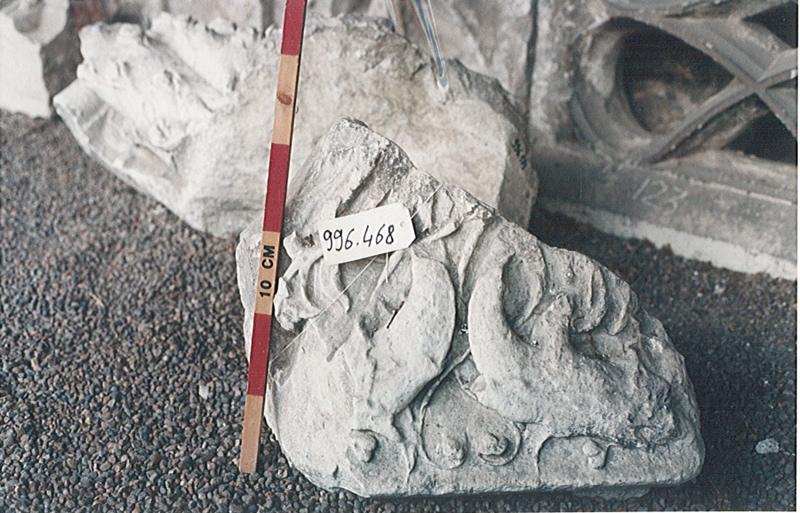 Panneau de pierre sculptée