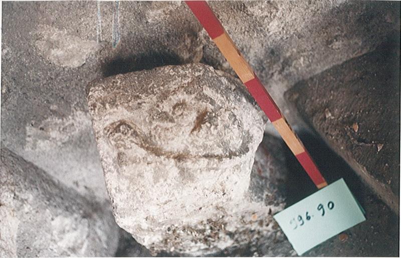 Modillon d'angle : tête tenant un os dans sa gueule