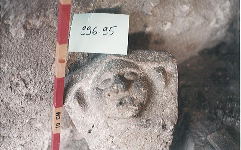 Modillon d'angle : tête à grandes oreilles