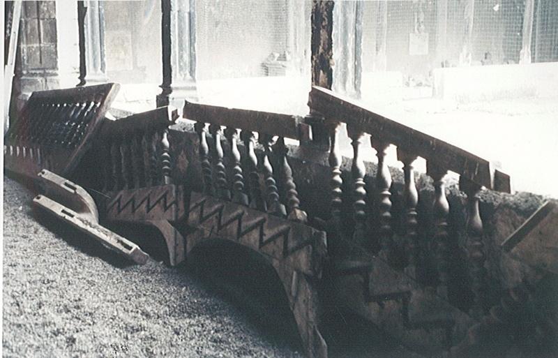 Rampe extérieure d'escalier en bois : première volée entre le premier et le deuxième étage