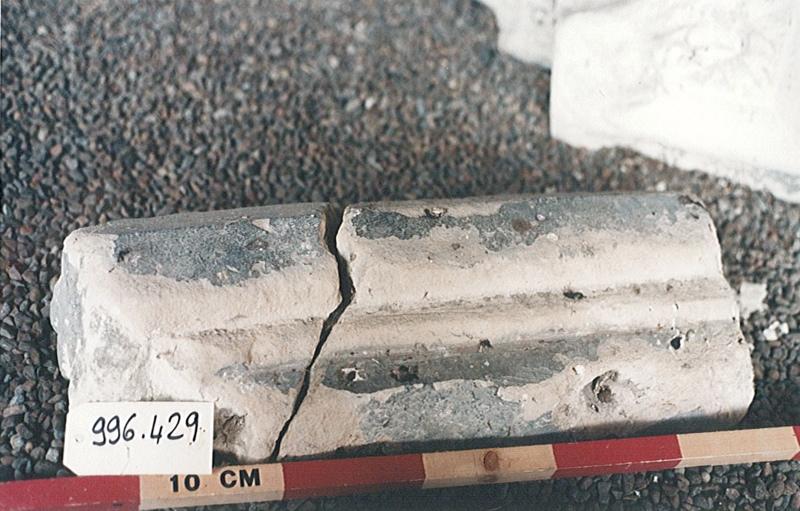 Fragment d'un élément mouluré brisé en deux