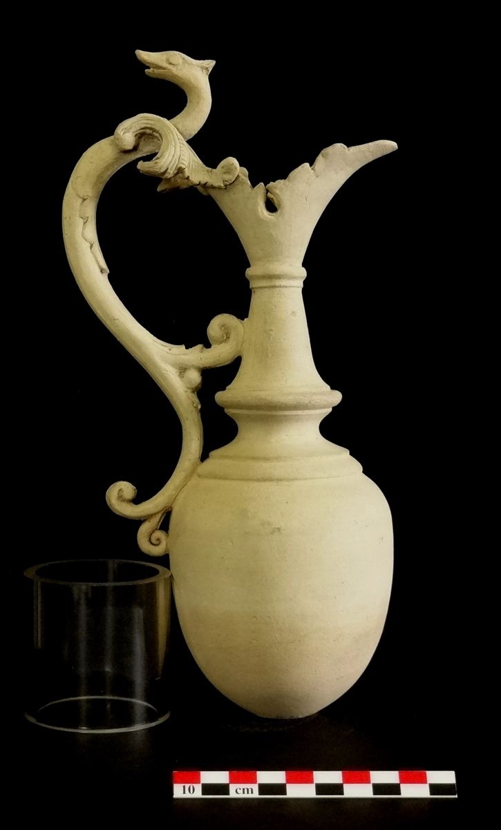 corps d'une aiguière en terre cuite