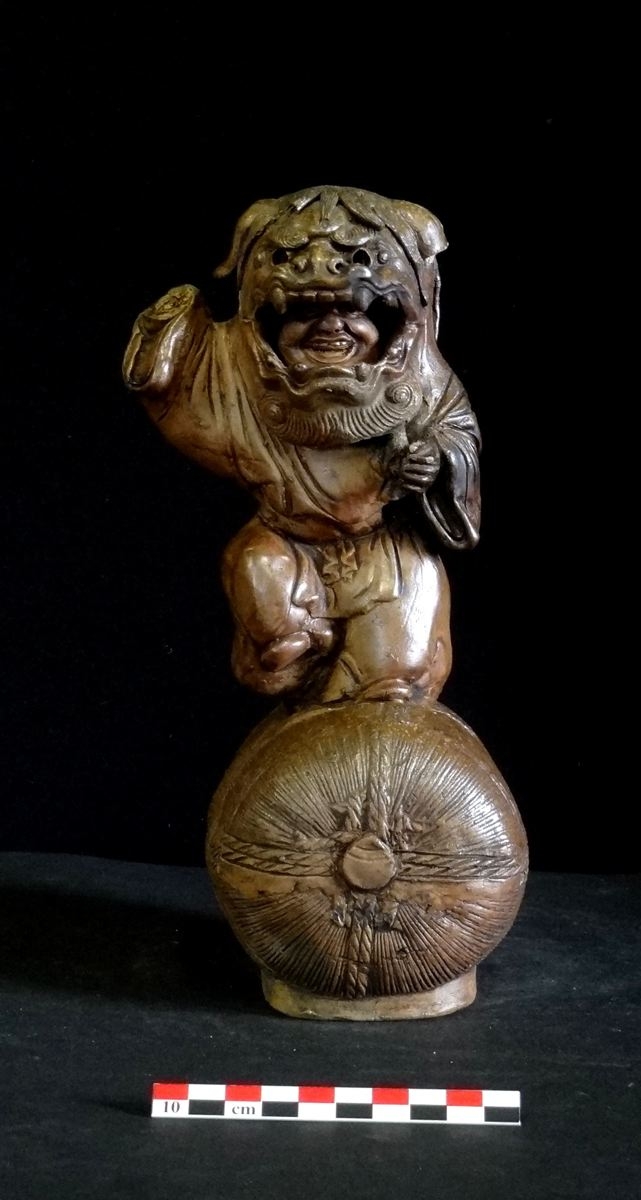 Daikokuten portant un masque de lion