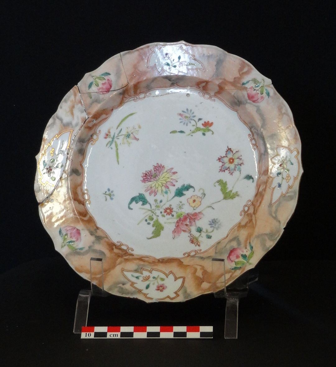 Assiette à bord festonné, famille rose