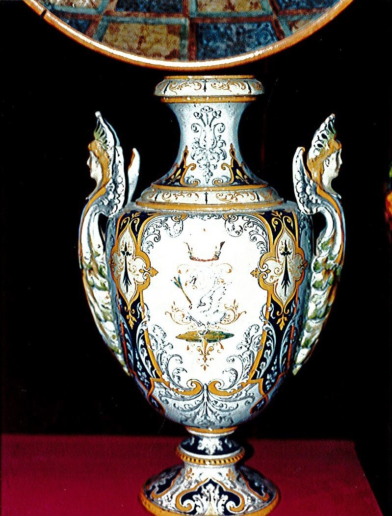 Vase à anses en forme de bustes féminins fantastiques