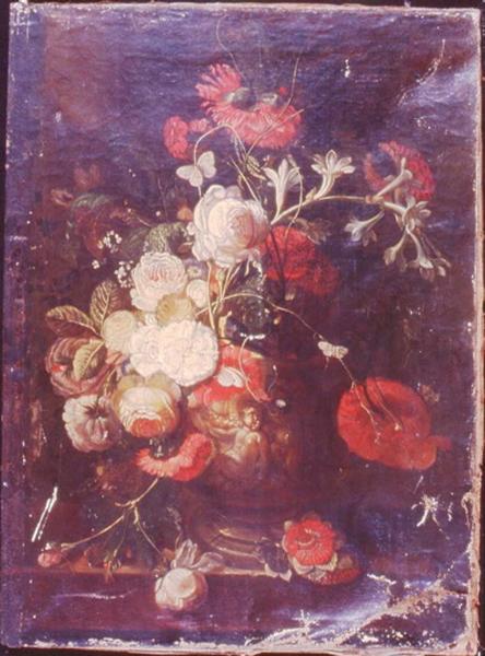 Bouquet de fleurs dans une vasque