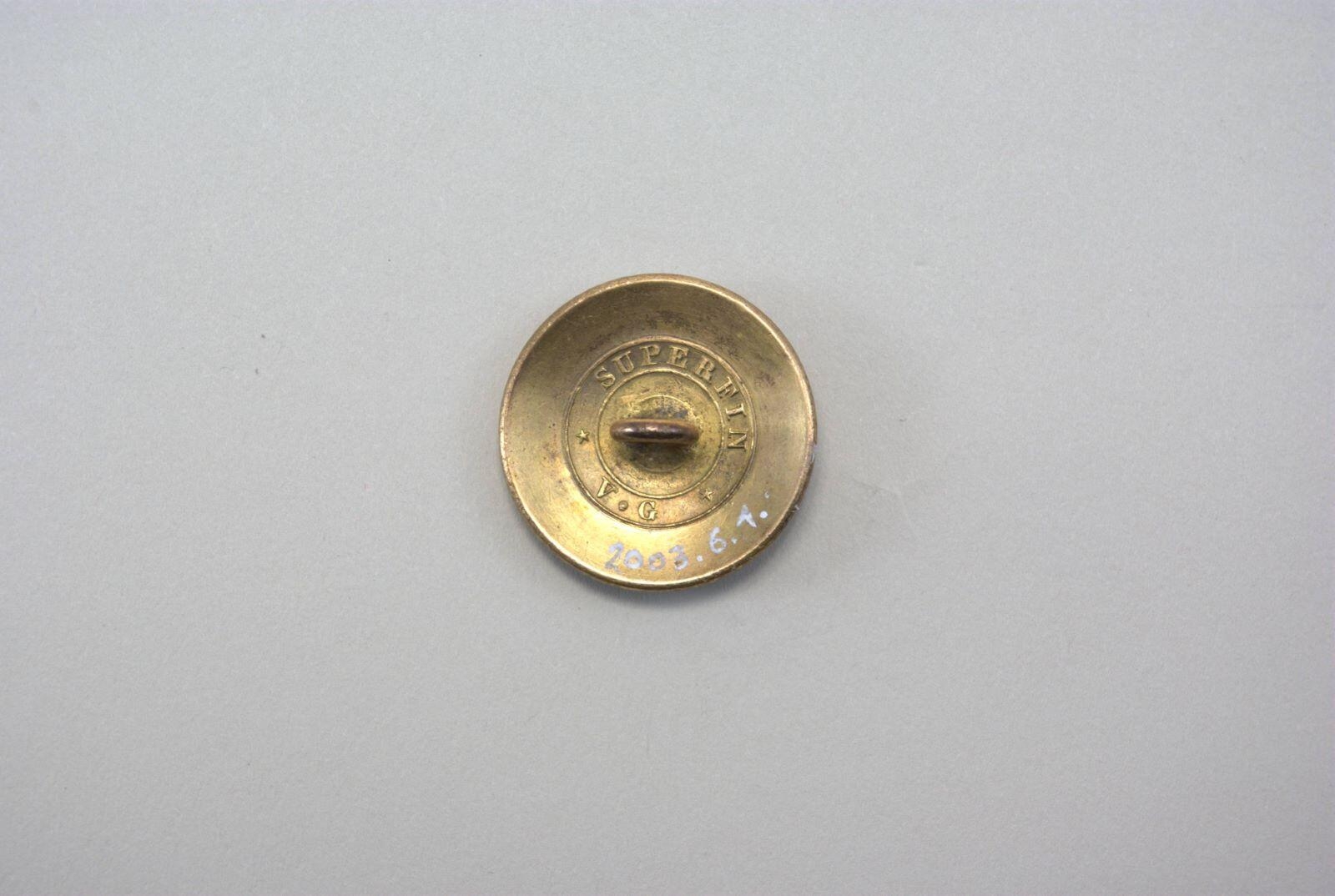 Bouton d’un uniforme de la Compagnie des Inexplosibles de la Loire (titre factice)