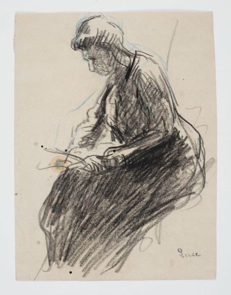 Femme assise de profil