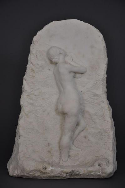 Jeune femme nue de profil appuyée sur une paroi rocheuse (titre factice)