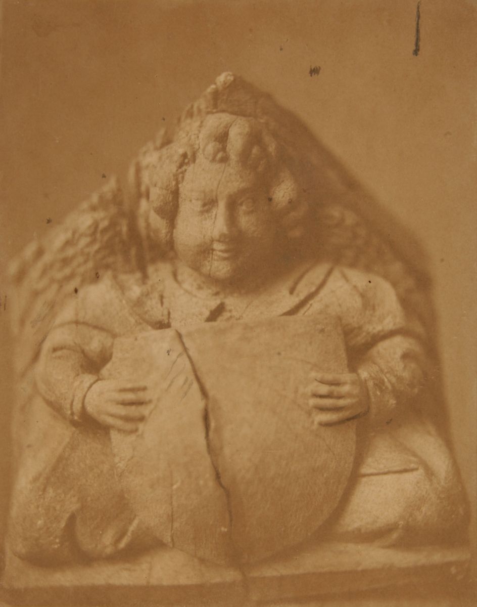 Ange tenant un écu lisse vu de face, bois sculpté