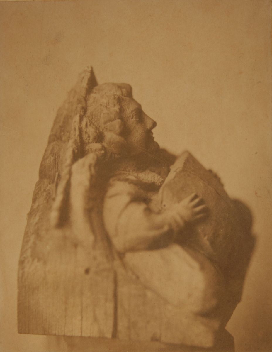 Ange tenant un écu lisse vu de profil, bois sculpté