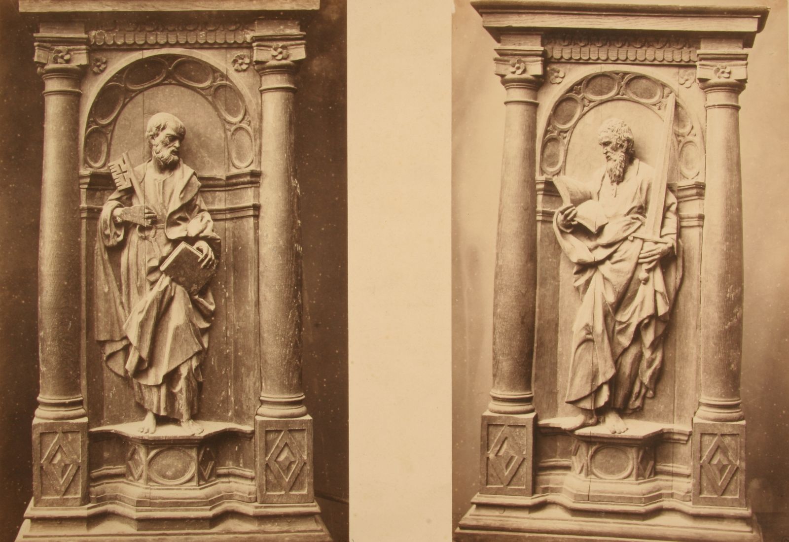Saint-Pierre dans une niche entre deux colonnes, sculpture. Saint-Paul dans une niche entre deux colonnes, sculpture.