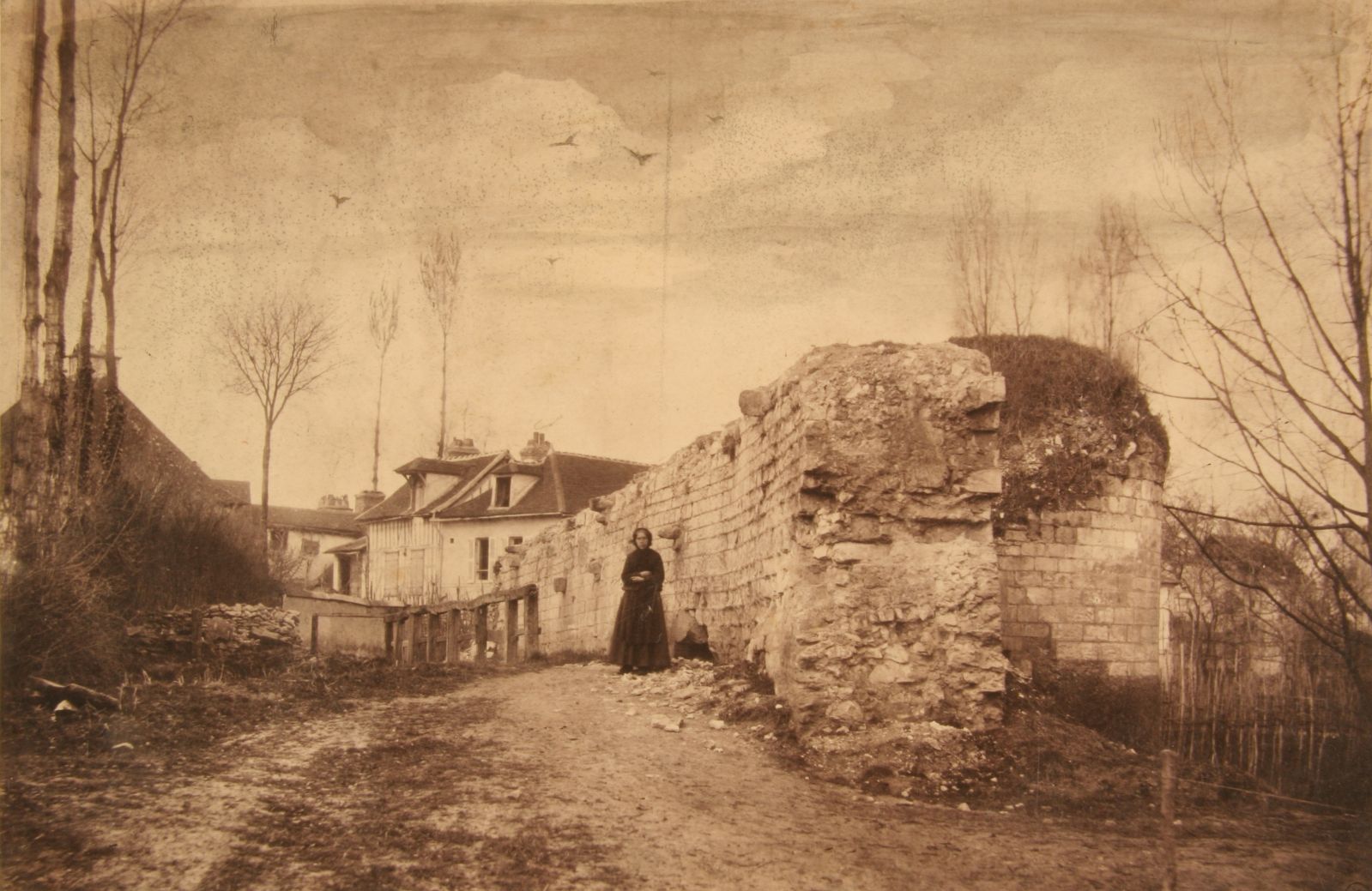 Troyes, la tour Barbazan, le rempart et l'intérieur du Noyer-aux-Enfants