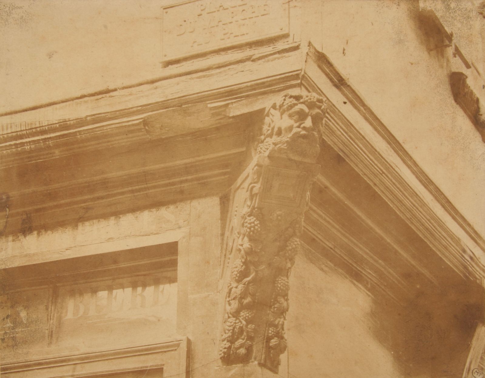 Troyes, console d'angle d'une maison place du Marché au pain