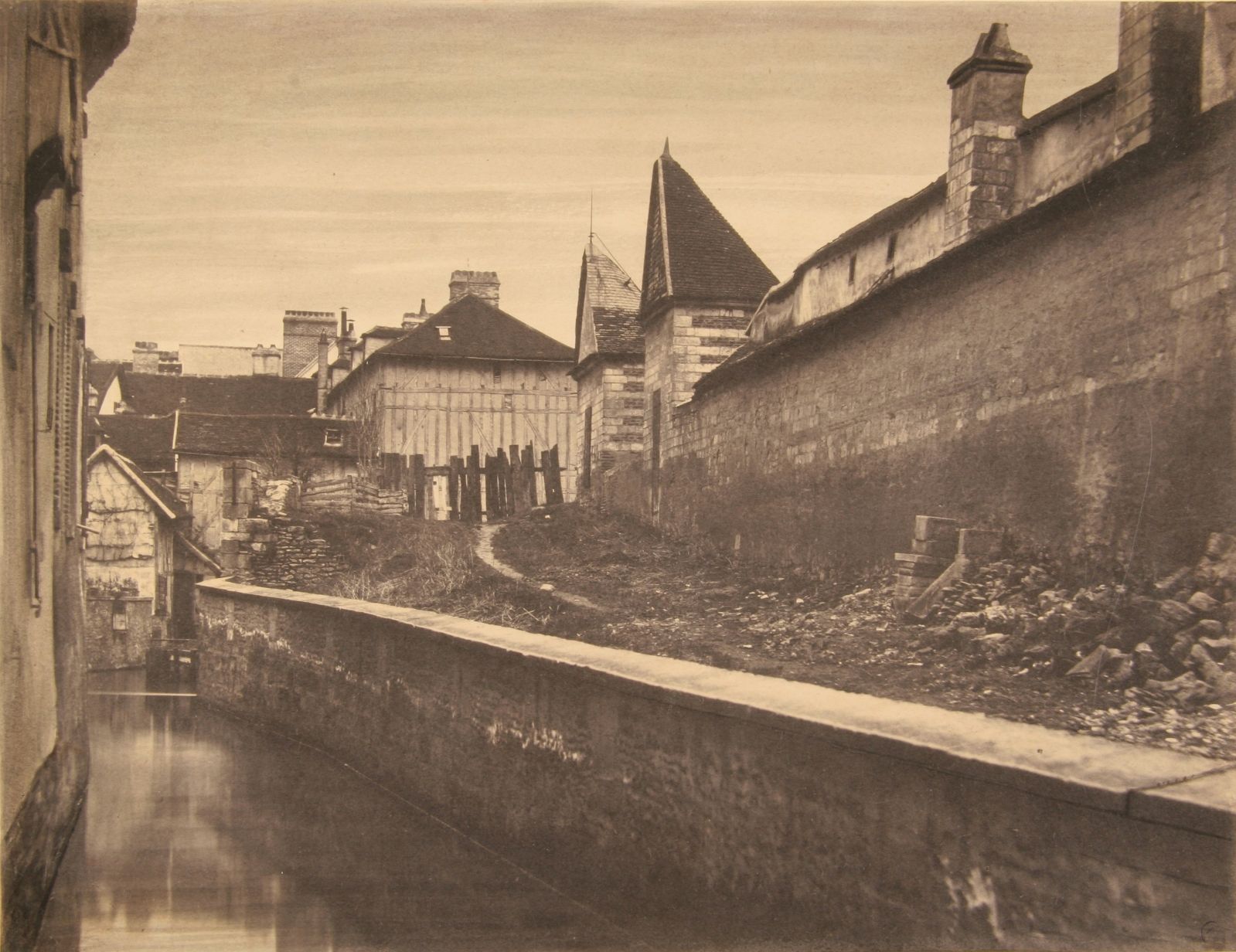 Troyes, abreuvoir de Croncels et vue oblique du rempart et des tourelles à l'intérieur de la ville