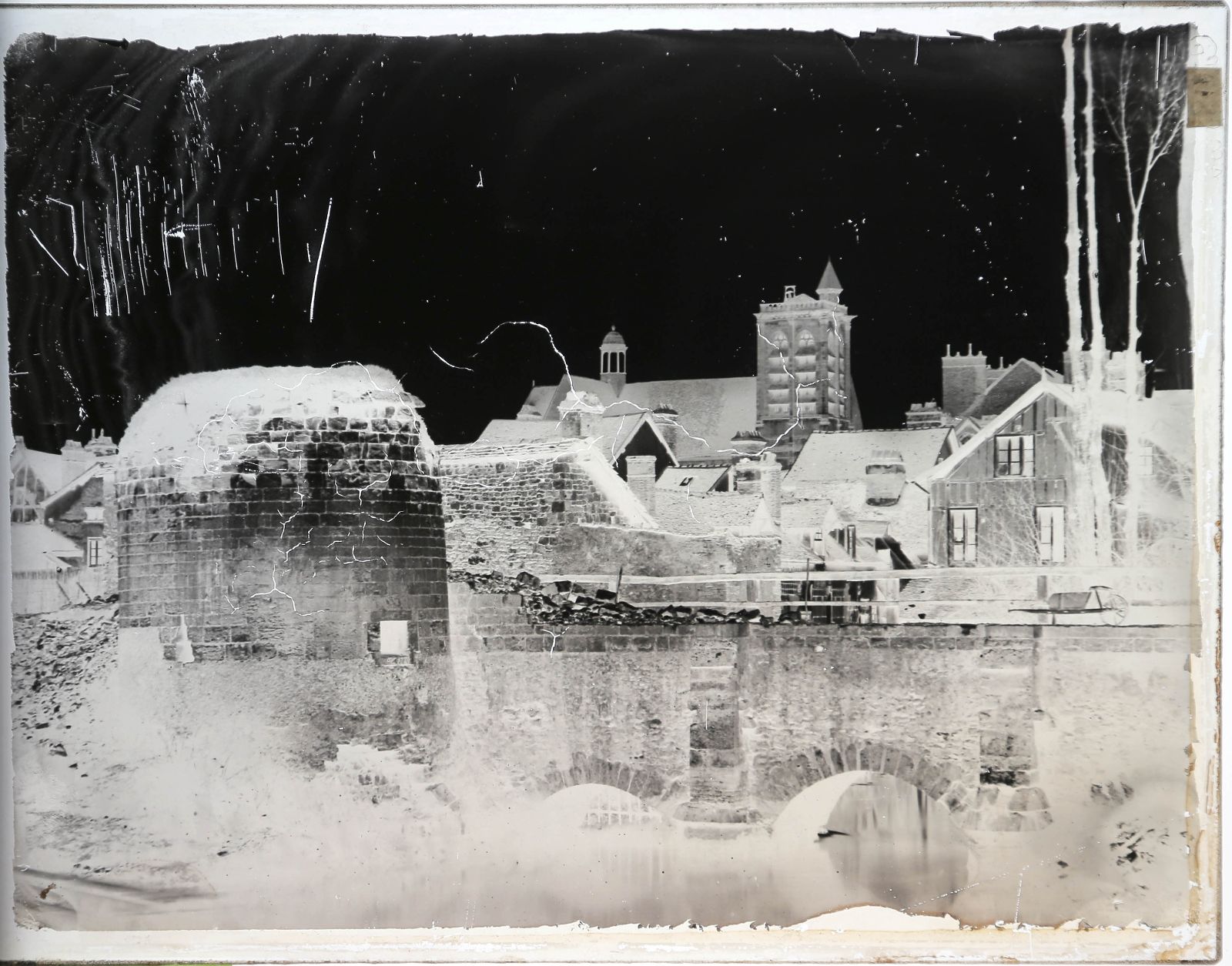 Troyes, tour Barbazan et pont du Noyer-aux-Enfants sur le Meldançon