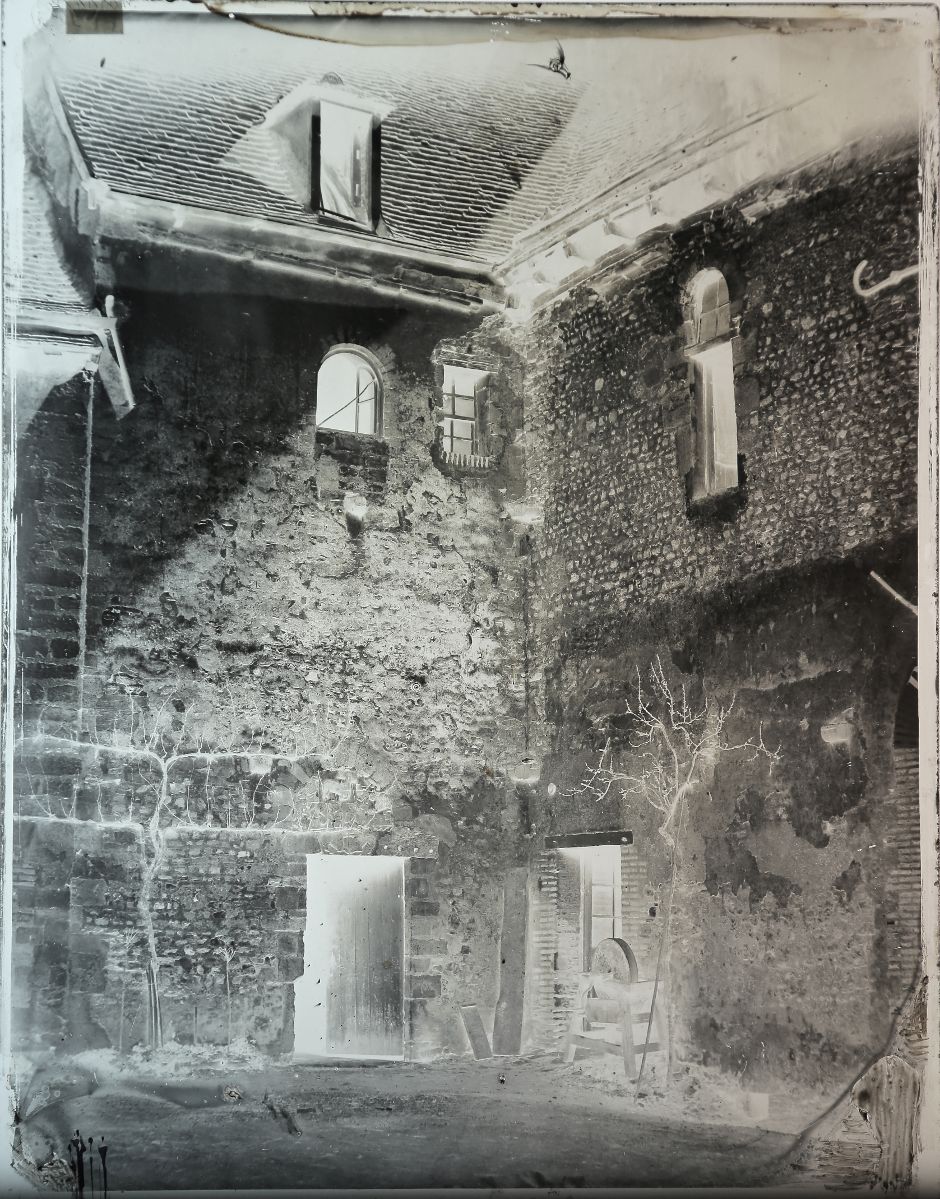 Troyes, angle est de la cour du prieuré Saint-Quentin