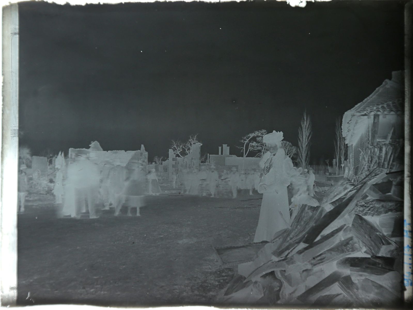Vue d'un village après un bombardement de la Première Guerre Mondiale