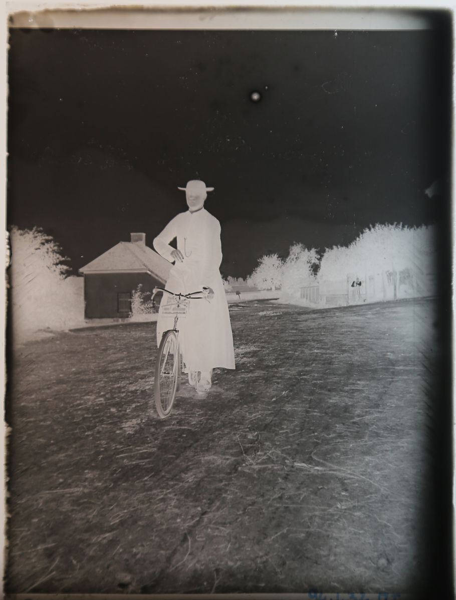 Curé de campagne sur son vélo