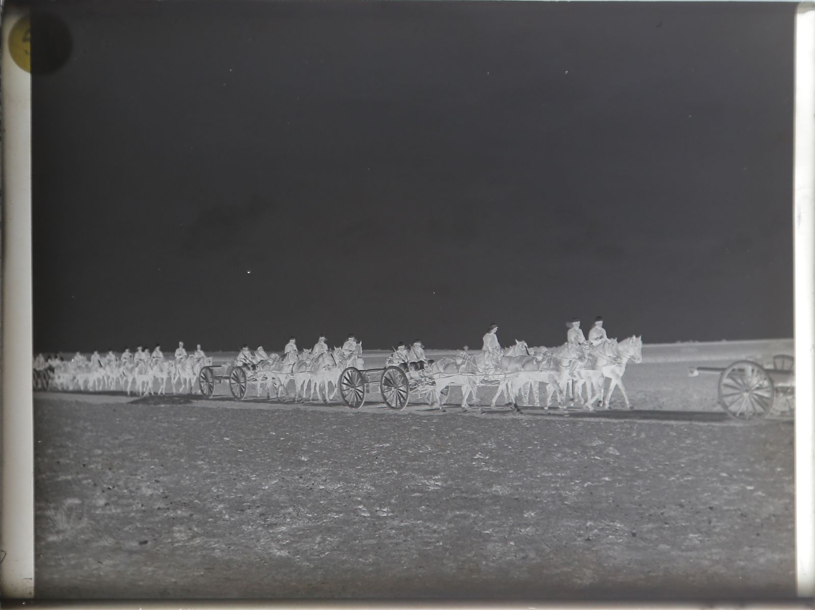 Convoi militaire : canons tirés par des chevaux