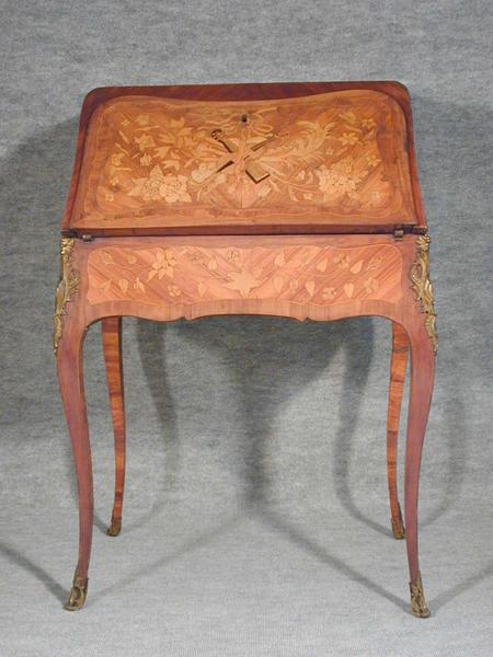 Bureau de dame en dos d'âne