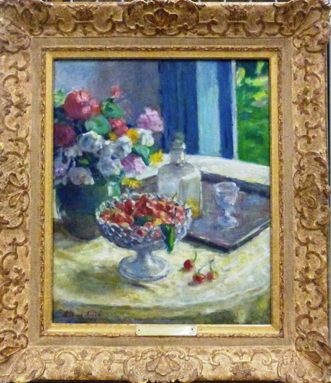 Cerises dans une coupe et bouquet à contre-jour