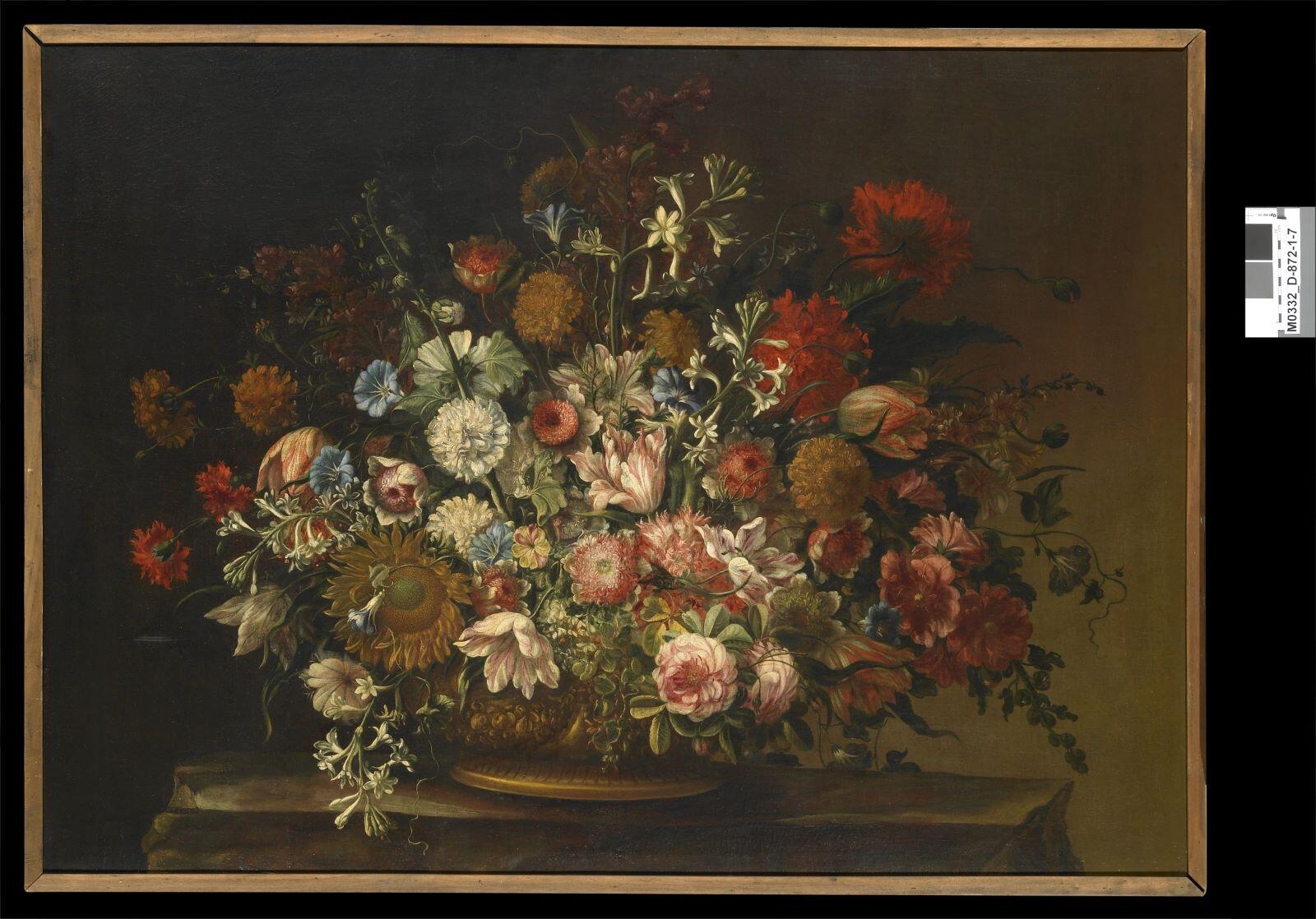 Fleurs dans un bassin de cuivre