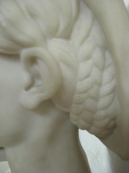 Buste de jeune italienne