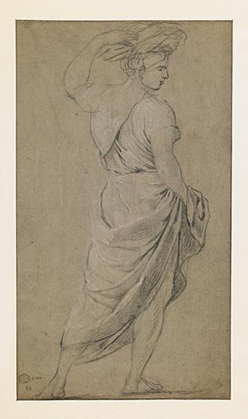 Femme drapée marchant vers la droite, avec une corbeille sur la tête