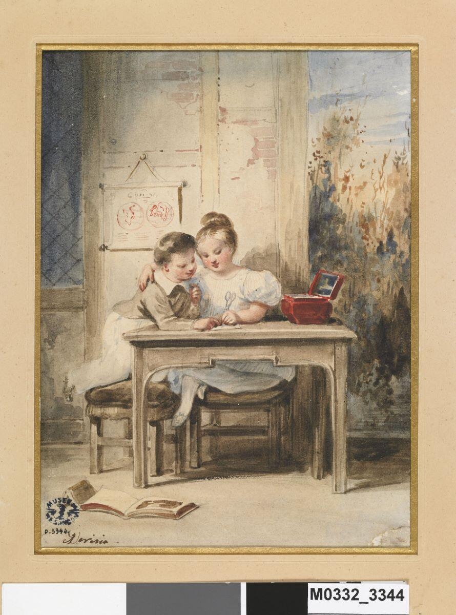 Deux enfants jouant avec une paire de ciseaux