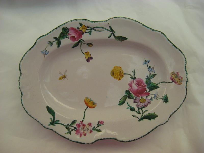 Plat aux trois bouquets de fleurs jeté au naturel
