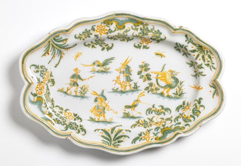 Plat aux grotesques