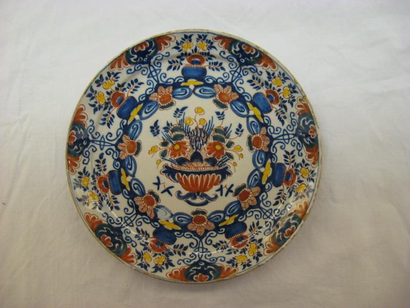 Assiette décorée de fleurs dans une vasque