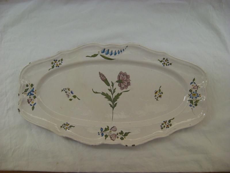 Plat à décor floral