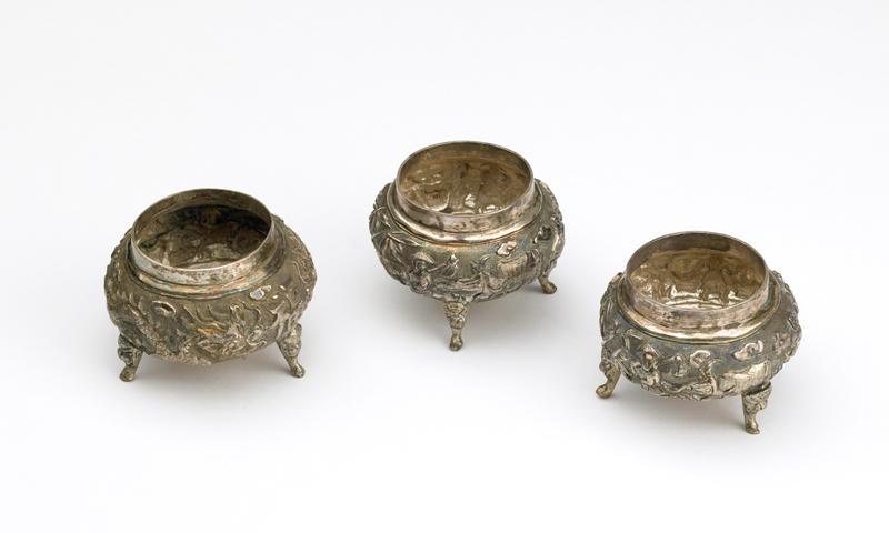 Lot de 3 petits vases trépieds