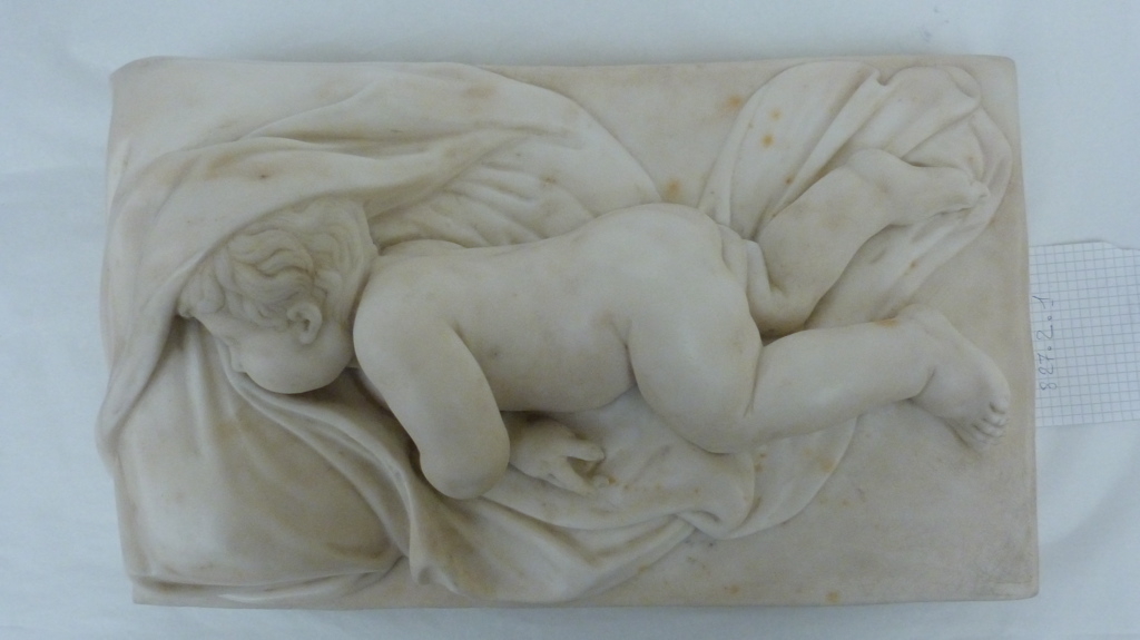 Enfant endormi sur un coussin