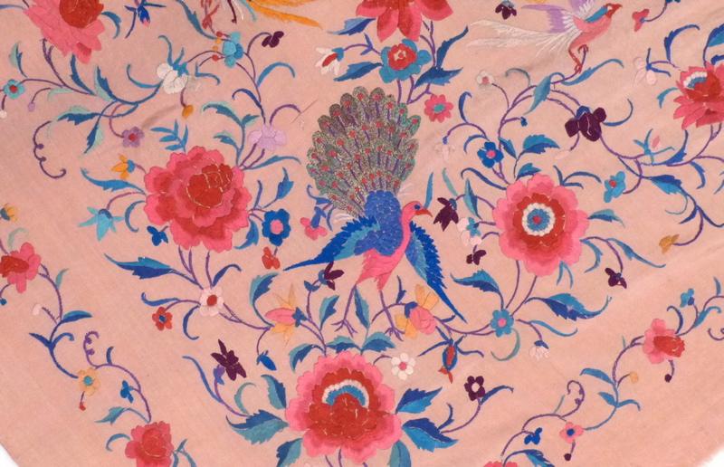 Pièce de soie brodée de fleurs et de paons