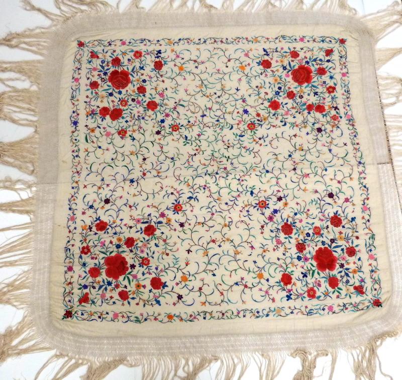 Châle en soie blanche brodée de motifs floraux