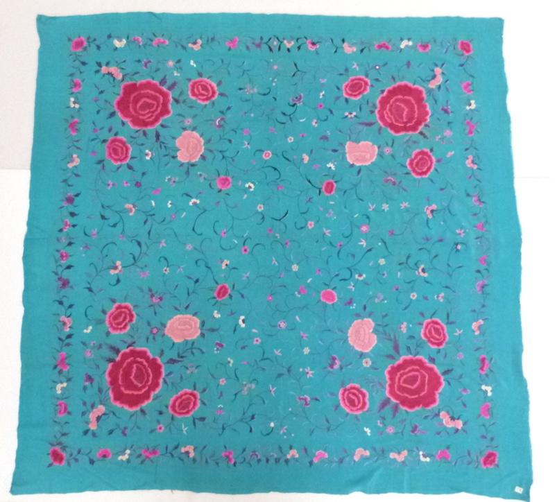 Pièce de soie bleu turquoise brodée