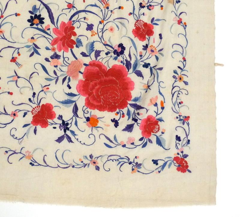 Pièce de soie blanche aux broderies polychromes