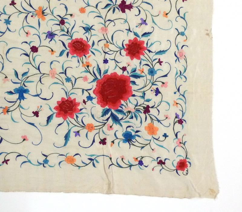 Pièce de soie blanche à broderies végétales