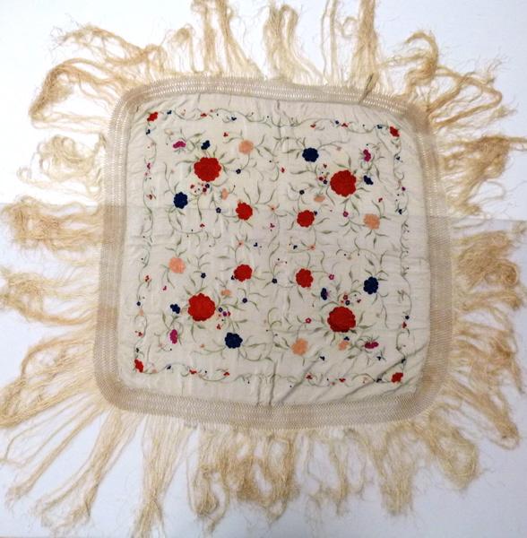 Châle soie bordé d'une résille et de franges