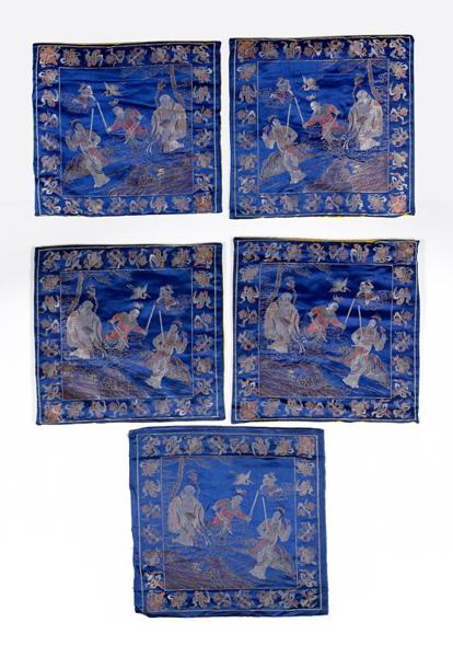 Carrés de soie bleu marine brodés