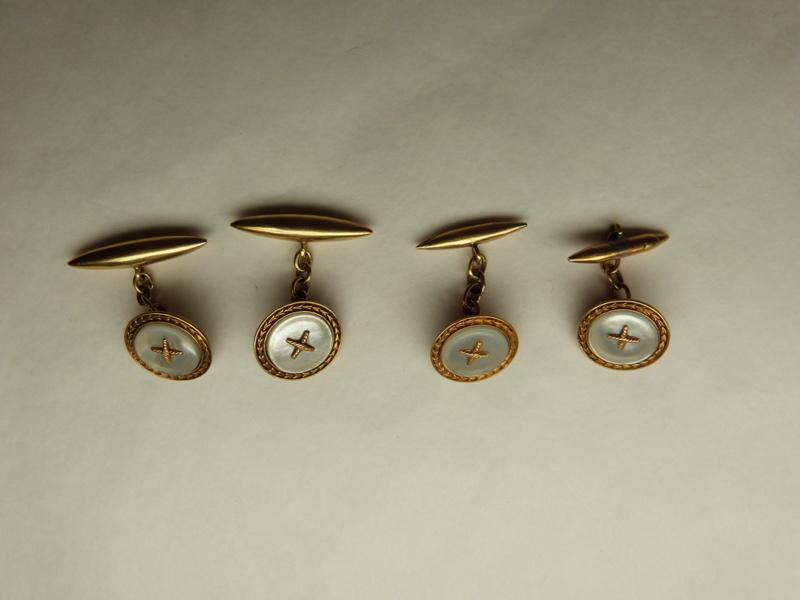 Quatre boutons de manchette incrustés de nacre