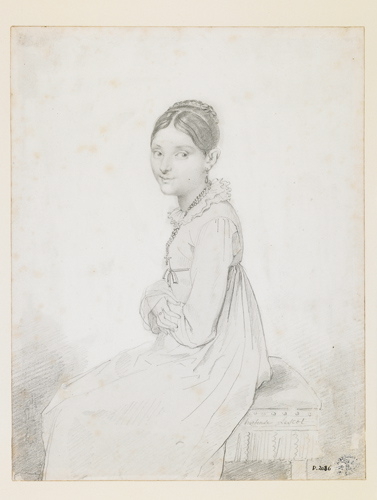 Une jeune femme assise sur un tabouret