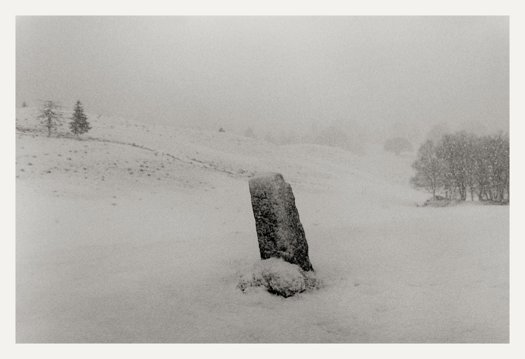 Au-dessus de la Pesse, 2009. Borne de pierre, ciel et versant neigeux