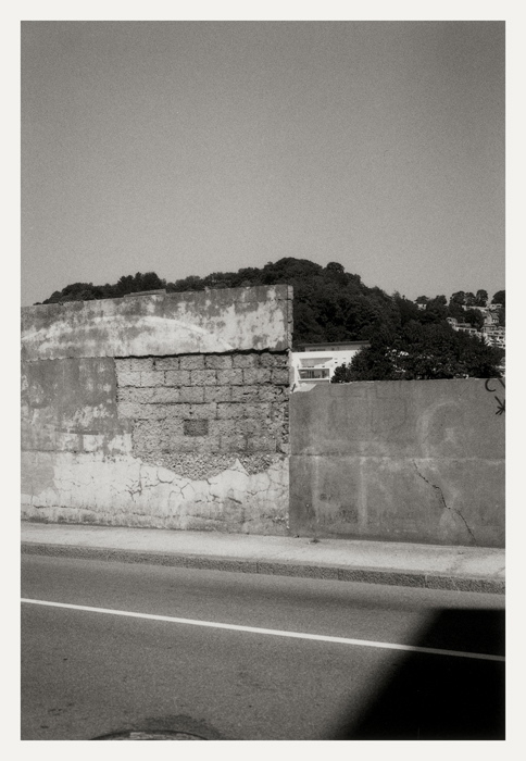 Besançon 2008, mur décrépi le long de la chaussée